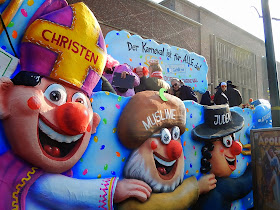 http://www.express.de/karneval-in-duesseldorf/hier-enthuellt-tilly-den--charlie-hebdo--wagen,5064818,29872864.html