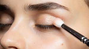 How Beginners Can Master the Art of Eyeshadow Application