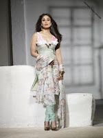 Kareena Kapoor on Firdous Fashion68768