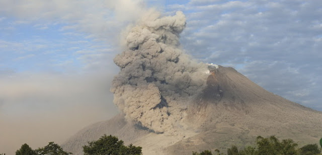 Aktivitas Gunung Sinabung Naik Menjadi Level Awas