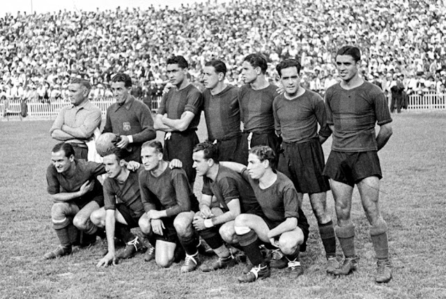 📸F. C. BARCELONA 📆21 junio 1936 ⬆️Modesto Amorós (masajista), Iborra, Franco, Balmanya, Bayo, Areso y Argemí. ⬇️Vantolrá, Raich, Escolá, Fernández y Munlloch. MADRID F. C. 2 🆚 F. C. BARCELONA 1 Domingo 21/06/1936, 17:00 horas. Copa del Presidente de la República, XXXIV edición del Campeonato de España, final. Valencia, estadio de Mestalla: 22.000 espectadores. GOLES: ⚽1-0: 6’, Eugenio. ⚽2-0: 12’, Lecue. ⚽2-1: 29’, Escolà.