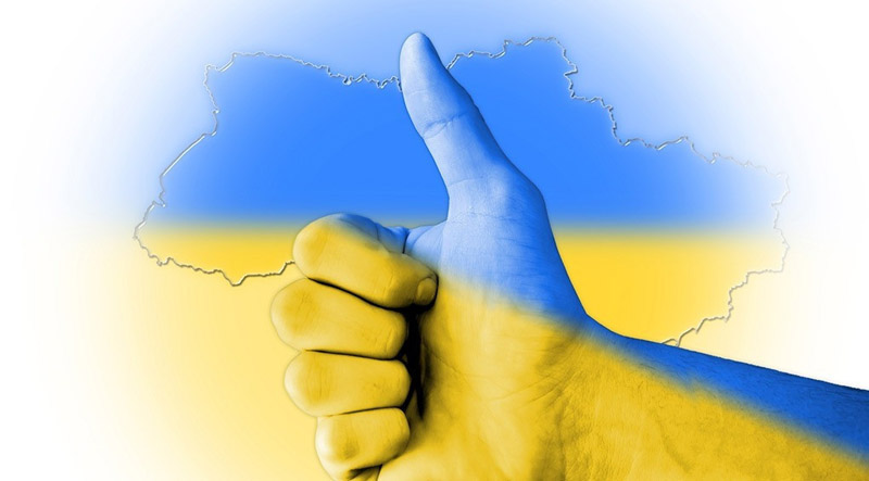 Знак супер на фоні мапи україни в кольорах національного прапора