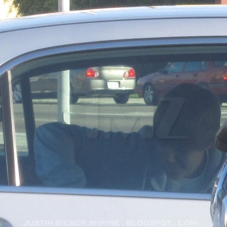 OMG Justin Bieber caught kissing new girlfriend Jasmine Villegas!
