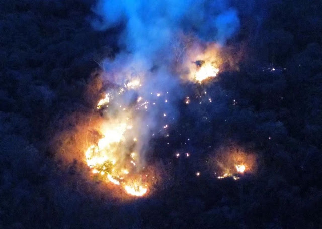Bombeiros seguem no combate a incêndio na Serra do Lima em Patu
