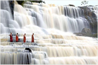 Fotos de Colección: Monjes tibetanos en cascada de agua 