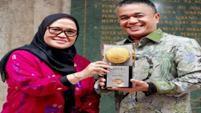 Senyum Bahagia saat menerima piala Adipura, DRPD: ini kerja dan partisipasi warga