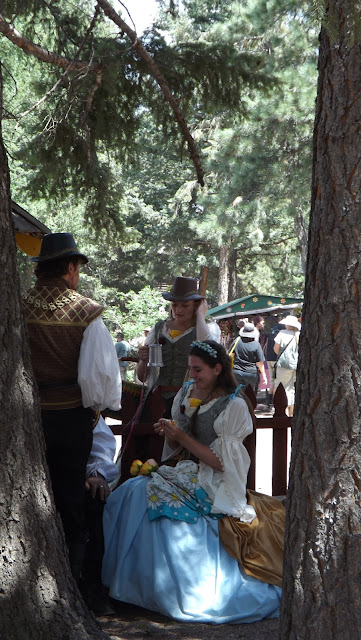 Today we visited the magical Renaissance Festival, which takes place in Colorado for 37 season. It is a magical journey into the legends of King Henry. The illusion of freedom and fun to recreate the paintings of the last actors interactive theater. Ate honestly we just forget about the time and immerse yourself in the game and fun as children. The main celebration was on, of course, the king and queen and the royal entourage. And clowns entertained people, clowns, fairies, magicians and acrobats.    Although many visitors come in carnival costumes and having fun posing for the camera.   Throughout the theatrical village shops are located craftsmen. Many of the secrets of his skill demonstrated to everyone and sell their creations.   Сегодня мы посетили волшебный  Ренессанс Фестиваль, который проходит в Колорадо уже 37 сезон.  Это волшебное путешествие во времена легенд Короля Генри.  Иллюзию свободы и веселья воссоздают картины прошлого актеры интерактивного театра.  Ели честно мы просто забыли про время и погрузились в игру и веселье как дети. Главным на празднике был, конечно, король с королевой и королевской свитой. А развлекали народ шуты, скоморохи, феи, фокусники и акробаты.   Хотя посетители многие пришли в карнавальных костюмах и с удовольствием позировали перед камерой.   По всей территории театрализованной деревни  расположились лавочки мастеров прикладного искусства. Многие демонстрировали секреты своего мастерства всем желающим и продавали свои творения.   