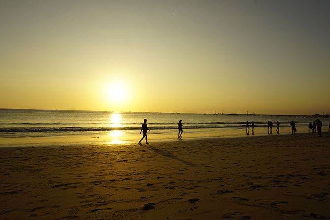 Siluet para wisatawan di Pantai Kedonganan