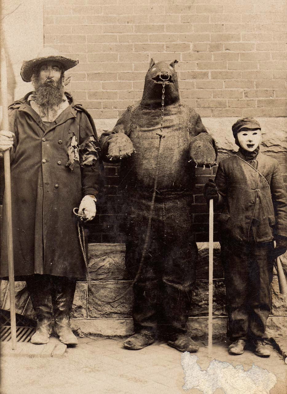 22 Haunting Vintage Halloween Photographs Before the 1950s 