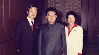 O diretor Shin Sang-ok, o ditador Kim Jong-il e a atriz Choi Eun-hee