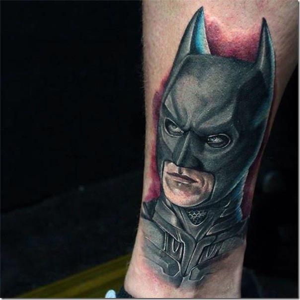 tatuaje-de-batman-de-color-en-la-pierna