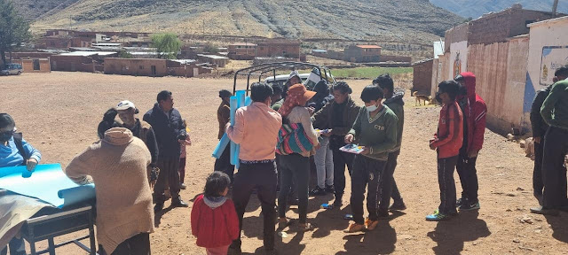 Nahezu 300 Schüler haben heute Schulmaterialien in Huancarani erhalten. Danke an alle unsere Spender und Segen aus Bolivien.