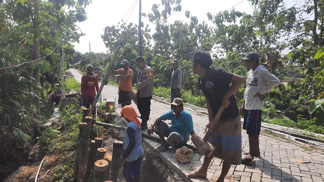 Bhabinkamtibmas Bersama Babinsa Bantu Warga Kerja Bakti di Wilayah Binaan