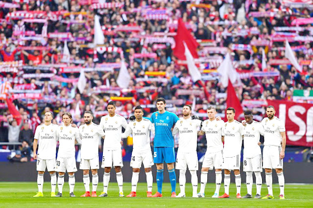 REAL MADRID C. F. Temporada 2018-19. Lucas Vázquez, Luka Modrić, Dani Carvajal, Raphäel Varane, Casemiro, Courtois, Sergio Ramos, Toni Kroos, Sergio Reguilón, Vinicius y Karim Benzema. CLUB ATLÉTICO DE MADRID 1 REAL MADRID C. F. 3 Sábado 09/02/1019, 16:15 horas. Campeonato de Liga de 1ª División, jornada 23. Madrid, estadio Wanda-Metropolitano: 67.752 espectadores. GOLES: 0-1: 15’, Casemiro. 1-1: 25’, Antoine Griezmann. 1-2: 42’, Sergio Ramos, de penalti. 1-3: 74’, Gareth Bale.