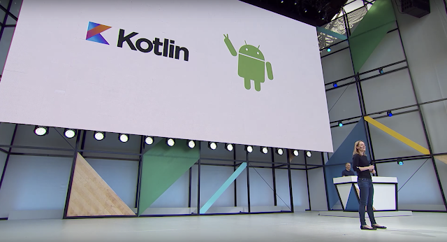 Stephanie sul palco con Kotlin sullo schermo