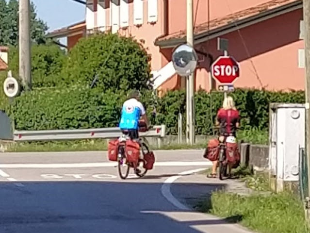 Cicloturisti della Muenchen Venezia davanti a un segnavia. Luglio 2020