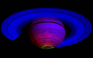 Imagen compuesta de Saturno que muestra completamente al planeta, incluyendo los anillos vistos por la nave Cassini desde el sur. El brillo verde representa las luces de la aurora