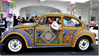INDÍGENAS MEXICANOS TRANSFORMAN UN VOLSKWAGEN ESCARABAJO EN OBRA DE ARTE