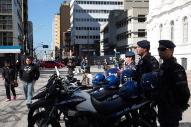 Guarda municipal agride menor em praça no centro de Belo Horizonte.