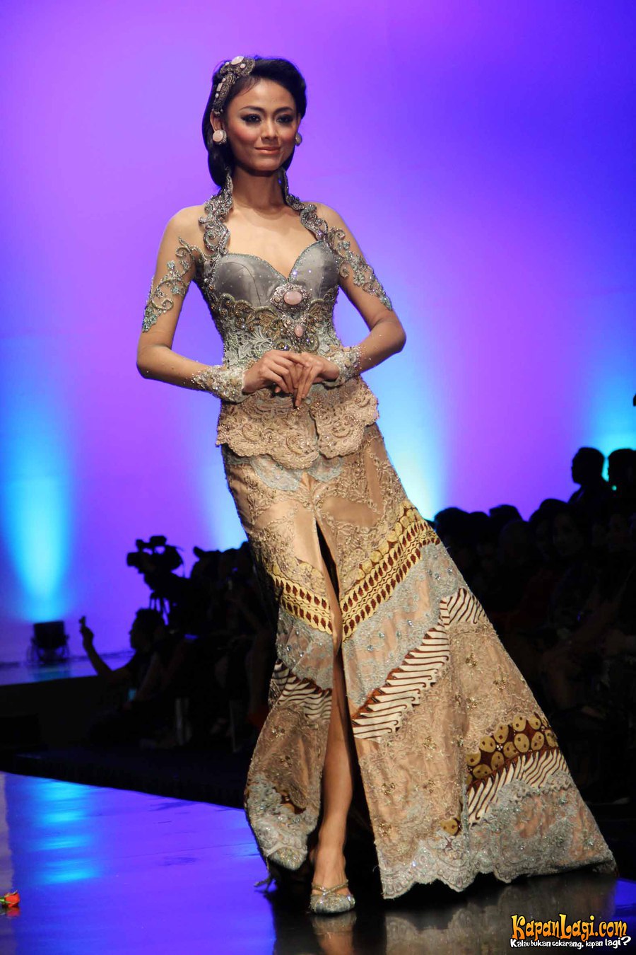  Model  Kebaya  Batik Anne Avantie Terbaru 4 Gambar Pengantin 