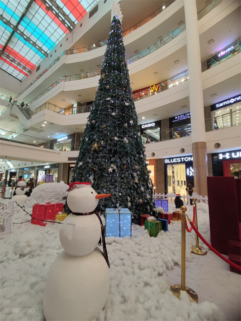 Large christmas tree, Christmas decorations at City Center Mall