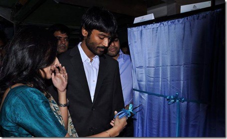 Aishwarya_and_Dhanush_unveil_Prince_Jewellery_s_Platinum5