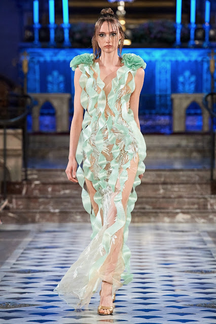 Paris Fashion Week défilé Haute Couture Automne-Hiver 2023 La Métamorphose, robe de soirée