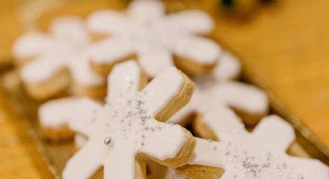  Χριστουγεννιάτικα μπισκότα αστέρια με αμύγδαλα και μπαχαρικά