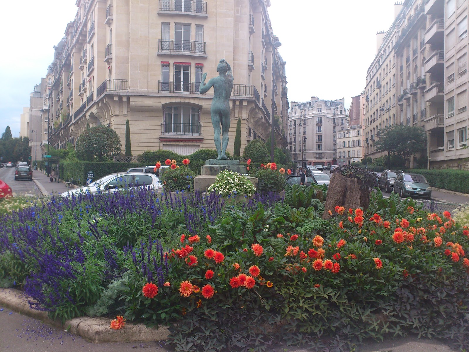 パリで一緒に パリの街角フォトブログ パリ16区ロダン広場