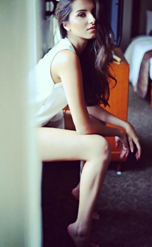 Tara Sutaria sexy legs hot bollywood actress