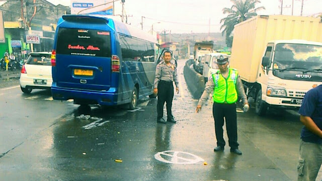 Travel Sumber Alam dan Mikro Bus Terlibat Kecelakaan di Pertigaan Merakmati