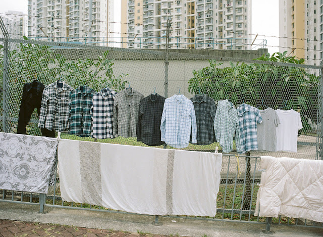 Phơi quần áo nơi công cộng là một việc không được cho phép tại Hồng Kông, nhưng pháp luật cũng không cấm đoán vì trên thực tế đây là một việc cần thiết trong cuộc sống. Thế là với một chút khéo léo, người dân Hương Cảng đã khám phá và tận dụng những tiềm năng xung quanh mình nhằm đánh bay mùi ẩm mốc sau khi giặt của quần áo.
