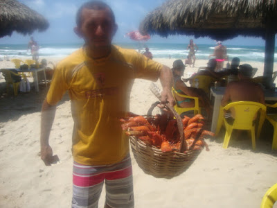 Vendedor ambulante de lagosta na Praia do Futuro - Fortaleza-CE