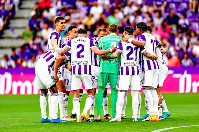 Los jugadores del Real Valladolid haciendo piña antes de comenzar el encuentro. REAL VALLADOLID C. F. 3 S. D. HUESCA 0 Domingo 29/05/2022, 20:00 horas. Campeonato de Liga de 2ª División, jornada 42. Valladolid, estadio José Zorrilla: 22.397 espectadores.