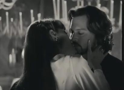 Angelina Jolie Kisses Johnny Depp in The Tourist 