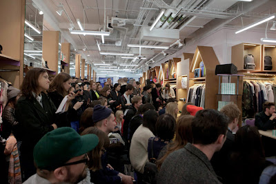 Asistentes a la firma de libros de Opening Ceremony en Londres