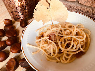 foto di primo piatto tipicamente autunnale, con castagne e foglia secca