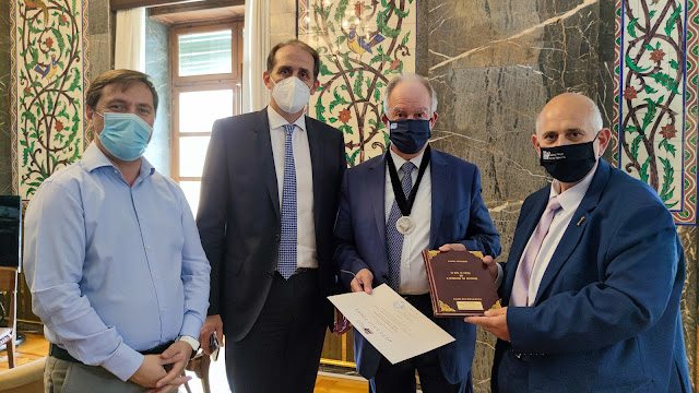 Το αργυρό μετάλλιο τιμής της Εθνικής Βιβλιοθήκης Αργυρουπόλεως απονεμήθηκε στον Πρόεδρο της Βουλής