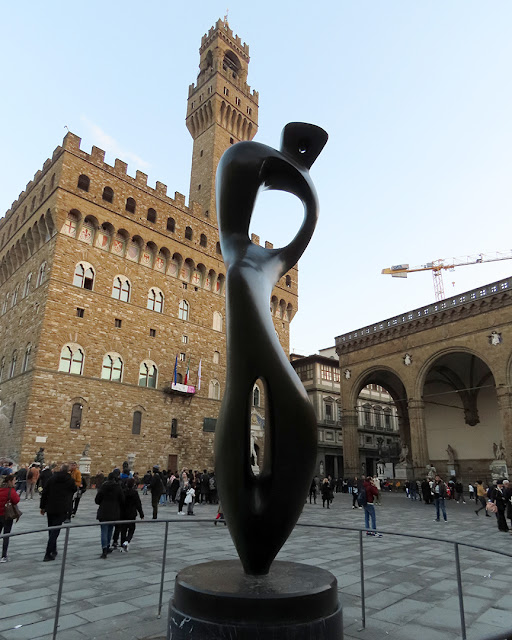 Large Interior Form by Henry Moore, Piazza della Signoria, Florence