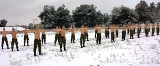 Όταν οι Έλληνες καταδρομείς στη Δράμα αψηφούν το χιόνι και γυμνάζονται γυμνοί στους -13