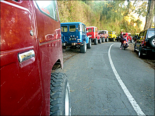 Jurnal Paket Wisata Bromo - Suasana Parkir di Penanjakan