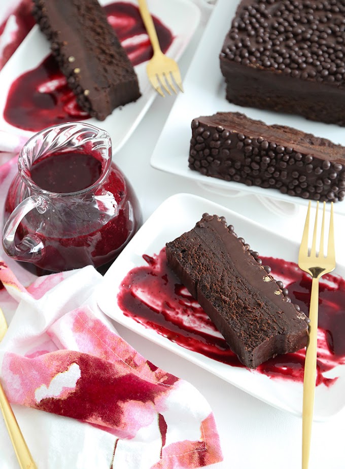 Flourless Chocolate Loaf Cake With Berry Coluis