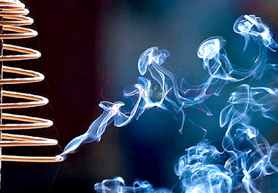 liên tục hít khói hương rất dế khiến bạn bị ung thư vòm họng
