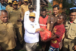  Ribka Haluk dan Eltinus Omaleng Serahkan Paket Sembako Bagi Warga Poumako