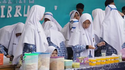 Dua Tahun Vakum, SMAN 1 Padang Panjang Kembali Gelar Batik Birru dan Romansa Biruu