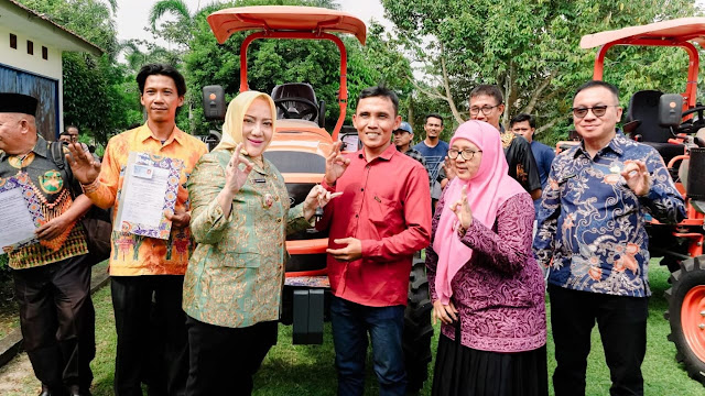 Memajukan Sektor Pertanian Bupati Musi Rawas Berikan Bantuan 15 Unit Traktor Roda 4 Kepada Kelompok Tani