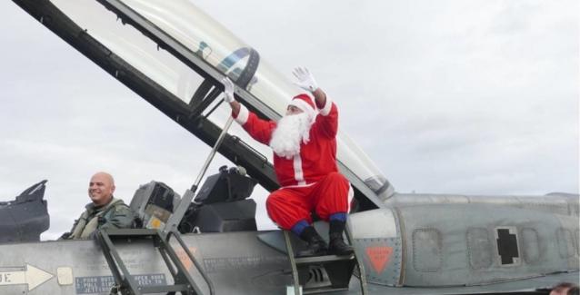 Οι γελοιότητες δεν έχουν όρια: Με αεροσκάφος της Πολεμικής Αεροπορίας προσγειώθηκε ο υποτιθέμενος  Άγιος Βασίλης