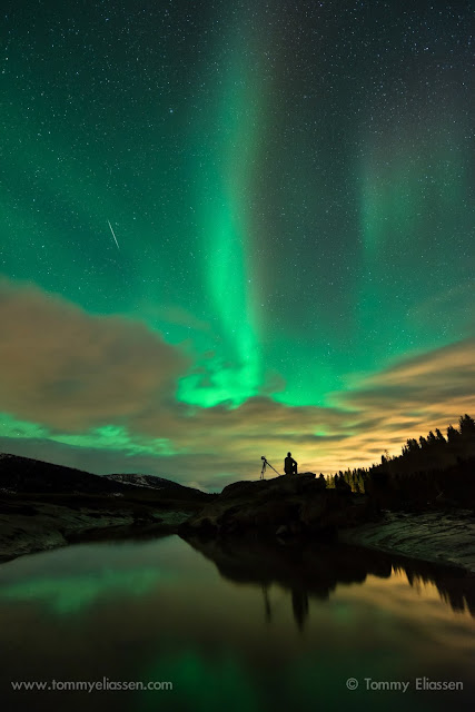 Tác giả chụp bức hình nầy vào ngày 3/1/2014 vừa qua. Xuất hiện đồng thời trên bầu trời cùng với cực quang phương bắc là một vệt sao băng Quadrantids. Tác giả : Tommy Eliassen.