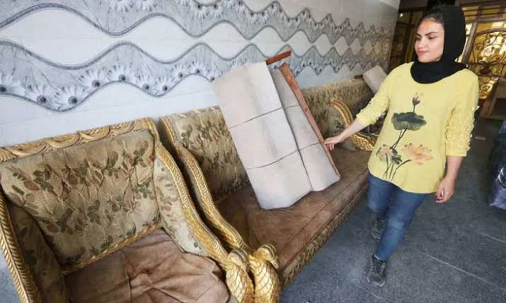 عراقية تبدع في مهنة النّجارة وتصبح رائدة أعمال (فيديو)