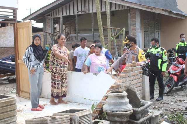 Cepat Tanggap, Kapolres Sergai Lakukan Baksos kepada Korban Bencana Angin Puting Beliung